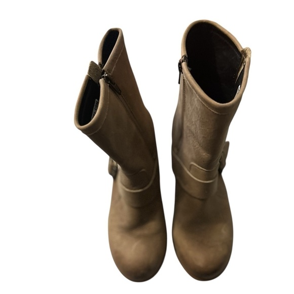 Shoes - EUC SOREL Tan Leather Women's Boots with inside wedge. Size 8.5